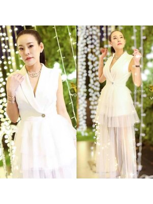 kudapy เดรสสูทแขนกุดสีขาว แต่งกระดุมหน้า แต่งผ้าตาข่ายระบายชั้นๆ