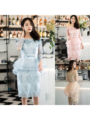 kudapy เดรสสั้นไปงานสีชมพู เดรสปาดไหล่ติดดอกลูกไม้รอบไหล่ เดรสเปิดไหล่ แต่งระบายเอวหน้าสั้นหลังยาว