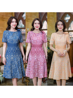 kudapy เดรสสั้นสีเหลือง/สีม่วงอมชมพู/สีฟ้าคราม ลายไทย แต่งโบว์ที่ไหล่ งานสวยสไตล์หวาน ดีเทลต่อผ้าเล่นสีช่วงเอว