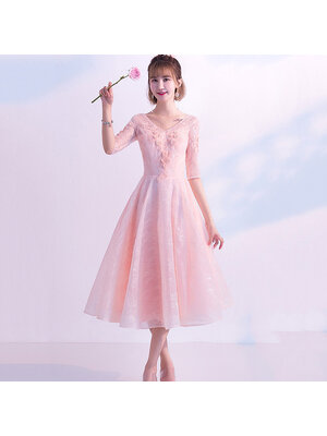 kudapy ชุดราตรีสั้นคอวีแขนสามส่วนสีชมพู แต่งลูกไม้ปักตามแบบ ผ้าทิ้งตัว ซับใน ซิบหลังอย่างดี