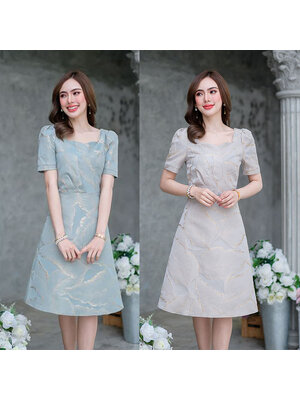 kudapy เดรสสั้นโทนน้ำตาลเทา/โทนเทาอมเขียว ผ้าแจ็คกาดดิ้นทอง มีดีเทลแต่งมุกนิดๆช่วงไหล่ เพิ่มความสวยหวาน