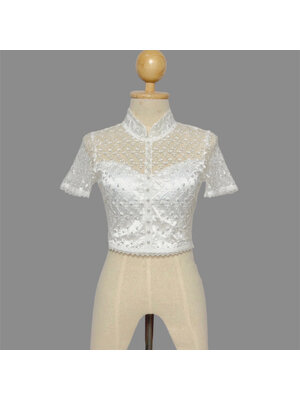 kudapy เสื้อลูกไม้สีขาวปัก 3D ดอกลอย ยกนูน สวยมาก คอจีน แต่งมุขเรียงยาวถึงชายเสื้อ ซับใน 2 ชั้น อย่างดี