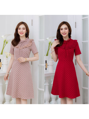 kudapy เดรสสั้นสีแดง/สีชมพู ผ้าแจ็คกาด ผ้าสวยมีเทคเจอร์ มีดีเทลช่วงอกแต่งด้วยผ้าเชิงคอตตอนฉลุ เป็นระบายสวยหวาน