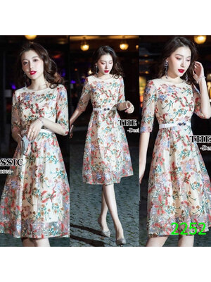 kudapy เดรสงานปักแขนสามส่วน ปักลวดลายดอกไม้หลากสี ช่วงล่างทรงเอบานพริ้วจับจีบเล็กน้อย