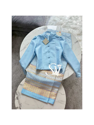 kudapy ชุดเซ็ท เสื้อจิตรลดาสีฟ้าละมุน ดีเทลแขนยาว คอจีน กระดุมหน้า ผ้าถุงสำเร็จรูป ซิปหลัง เกรดพรีเมี่ยมอัดกาว เนื้อผ้าไหมแพรทิพย์