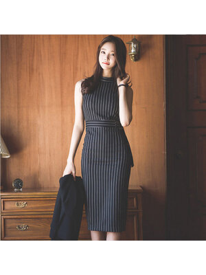 kudapy เดรสทำงานทรงตรงเข้ารูป สีดำลายเส้น แขนกุดคอกลม มีซิปหลัง กระโปรงผ่าหลัง