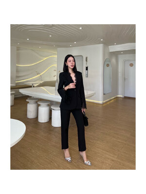 kudapy ชุดเซ็ทเสื้อ+กางเกง เสื้อสูทแต่งลูกไม้ที่คอปกเสื้อ เพิ่มความเกร๋ที่ปลายแขนเสื้อผ่าแขนลูกคัตติ้ง กางเกงทรงกระบอกเล็ก ซิปหลัง