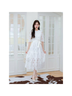kudapy เดรสยาวสีขาว ลายผ้าปักลูกไม้สีขาว