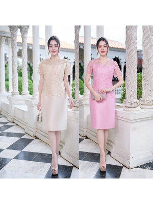 kudapy เดรสสั้นสีครีม/สีชมพู ผ้าไหมโทนสีสวยละมุน รุ่นนี้เป็นงานช่วงบนแต่งด้วยลูกไม้ตะข่ายปักลายสวยงาม ช่วงคอเป็นคอวี
