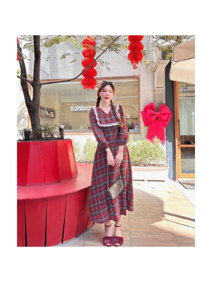 kudapy เดรสยาวลายสก๊อตสีแดงทรงคุณหนู แต่งระบายอย่างดี ตัวแขนเสื้อแขนพอง