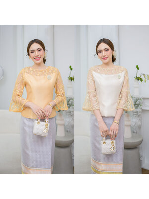 kudapy เสื้อผ้าไหมญี่ปุ่น คอกลมแต่งผ้าทูลล์ ปักลายลูกไม้บุหงาลงบนเนื้อผ้า แต่งกริสเตอร์วิ้งๆบนลายลูกไม้เล็กน้อย แต่งแขนกระดิ่ง (เฉพาะเสื้อ)