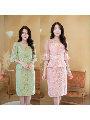 kudapy เดรสสั้นสีชมพูอ่อน/สีเขียวอ่อน ลูกไม้ เป็นเดรสลูกไม้เอวระบาย ช่วงแขนเป็นชีฟอง ตกแต่งดอกไม้ช่วงเอว อก และปลายแขน ดีเทลดอกไม้จะเป็นงานปักลูกปัด มุก และเพชร