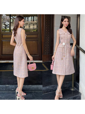 kudapy เดรสสั้นสีชมพูอ่อน ผ้าทวิตทอลาย ใช้ผ้าทอลายสลับสีม่วงชมพูดิ้นทอง ทำให้ผสมออกมามีความพาสเทลอมชมพูอ่อนๆ ตกแต่งกระดุมดอกคามิเลีย