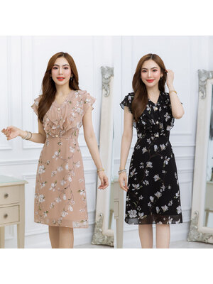 kudapy เดรสสั้นสีสีชมพูนู้ด/สีดำ ชีฟองลายดอก เป็นคอวีระบายสามชั้นทั้งด้านหน้าและหลัง ดีเทลแต่งกระดุม