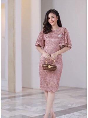 kudapy เดรสสั้นผ้าลูกไม้เกรดดีใส่ไปงานสีชมพูกะปิ แขนสั้น ทรงเอ มีซับในทั้งตัว ซิบซ่อนหลังค่ะ