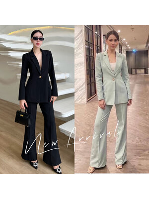 kudapy ชุดสูทมินิมอล วเสื้อสูทแต่งกระดุมทองด้วยหน้า 1 เม็ด เสริมฟองน้ำบางๆ นทรงสวย มีซับในทั้งตัว มาพร้อมกับกางเกงทรง Flare เย็บตีเกล็ดหน้า