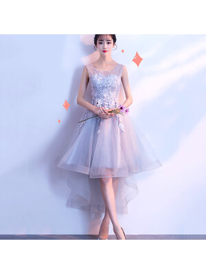 kudapy ชุดราตรีหน้าสั้นหลังยาวสีเทาฟ้า แขนกุด คอกลม ปักลูกไม้ตามแบบ กระดปรงผ้ามุง ซับในซานตินอย่างดี