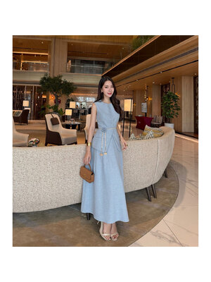 kudapy ชุดเซ็ทเสื้อแขนกุดทรงเข้ารูปแต่งกระดุมปั้ม พร้อมกับกระโปรงยาวเย็บจับจีบเอวสูง ซับในเป็นผ้าซาตินอย่างดี