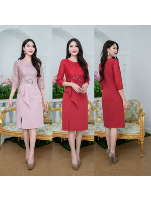 kudapy เดรสลูกไม้ผสมผ้าพื้น ช่วงบนตัวเสื้อเป็นงานผ้าลูกไม้กลิตเตอร์แขนห้าส่วนเลยศอกมาเล็กน้อย เอวตกแต่งสวยงาม ดอกไม้ปักลายมีเกสรแต่งเพชร