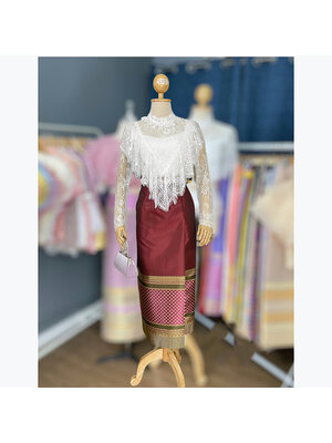 kudapy ผ้าถุงสีแดง (เฉพาะผ้าถุง) ไหมแพรทิพย์ทอลายการบิน ป้ายสำเร็จรูป อัดกาว ซิปหลัง