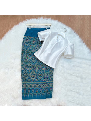 kudapy เสื้อผ้าไหมคอวีสีขาว แขนสั้น บ่ายกจีบ สีขาวมุข +ผ้าถุงสำเร็จรูปสีเขียว เกรดพรีเมี่ยมอัดกาว ซิปหลัง เย็บแบบ ทบผ้า ไม่เห็นหน้าขา