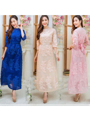 kudapy เดรสยาวผ้าลูกไม้คอกลมสีน้ำเงิน/สีชมพู/สีครีมทอง เดรสยาวใส่ออกงาน ผ้ามุ้งญี่ปุ่นเนื้อดีปักช่อดอกไม้ด้วยลายลูกไม้พรีเมี่ยมทอแน่น