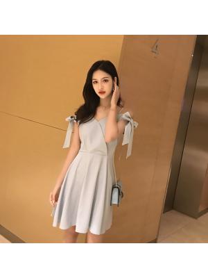ชุดเดรสผ้าโพลีเอสเตอร์สีฟ้า ดีไซน์น่ารัก เดรสสายเดี่ยว เปิดไหล่ มีสายผ้าให้ผูกเป็นโบว์ที่ต้นแขน