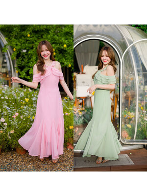 kudapy เดรสยาว ช่วงคอเป็นแบบคล้องคอทรง Vest ดูเซะซี่ ต่อระบายเลเยอร์ 3 ชั้นลงมาปิดแขนทั้ง 2 ข้าง ชายกระโปรงแต่งระบายพลิ้วสวย