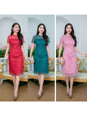 kudapy เดรสสั้นสีชมพูกลีบบัว/สีเขียวเข้ม/สีแดง ลูกไม้ใยบวบลายกุหลาบดอกเล็ก แต่งเลื่อมเข้ากับโทนสีของชุด มีซับในมีดีเทลซีทรูโชว์ช่วงอ