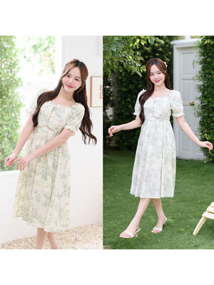 kudapy เดรสพิมพ์ลายใบไม้บนพื้นสีครีม ดีไซน์คอเสื้อแบบสี่เหลี่ยม เพิ่มความหวาน ด้านหน้ามีการตกแต่งด้วยกระดุมสไตล์จีน แขนตุ๊กตา