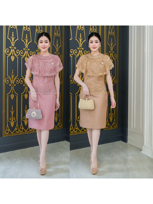 kudapy เดรสสั้นสีชมพู/สีน้ำตาลทอง ผ้าลูกไม้เงาผสมผ้าไหม งานผ้าลูกไม้คลุมไหล่ระบายแต่งรอบคอด้วยลูกไม้สวยหรู กระโปรงเป็นงานผ้าไหมญี่ปุ่น