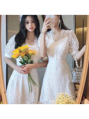 kudapy เดรสยาวสีขาว งานปัก+ซับในสายเดี่ยวแยกชิ้น ใช้ผ้าเนื้อดีปักลายดอกไม้ แต่งเกสรด้วยไหมดิ้นทอง ช่วงเอวแต่งประดับกระดุมเงิน