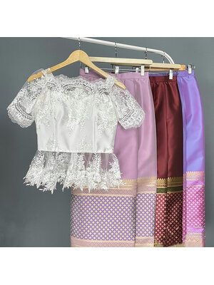 kudapy ชุดคุณแต้วใส่ ชุดไทยประยุกต์ เสื้อลูกไม้สีขาว+ผ้าถุงทอลายสีขาว สีแดง สีม่วง สีชมพู คอปาด แขนสามส่วน ทรงหรูมาก มีซิปซ่อนหลัง แมทช์กับผ้าถุงสำเร็จรูป