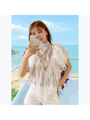 kudapy เสื้อลูกไม้สีขาว คอตั้ง ซับในครีม คัตติ้งระบายย้วยย่นทรง