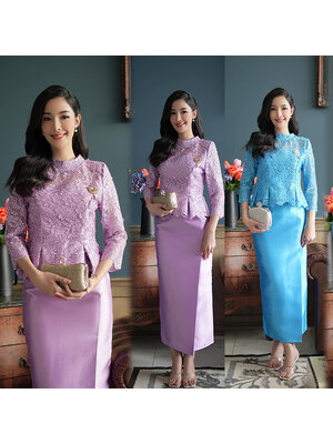 kudapy ชุดผ้าไหมญี่ปุ่นสีม่วง/สีฟ้าคราม ผ้าหนาเงา เสื้อคอปีน เอวทวิต แขนยาว แต่งคอเสื้อด้วยลูกไม้อีกชั้น เรียบร้อยดูดีสมส่วนดุดีผ้าถุงป้ายหน้างานเย็บสำเร็จ
