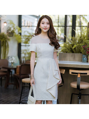 kudapy เดรสออกงานสีครีมเบจ ทรงเข้ารูป ผ้าอัดลาย ช่วงไหล่ซีทรู แขนสั้น เอวแต่งจีบ เรียบหรู สวยดูดี