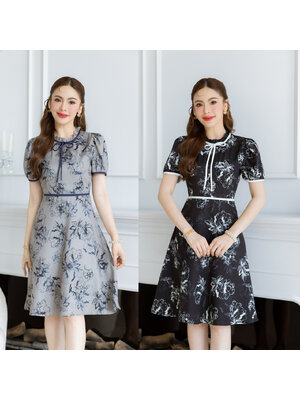 kudapy เดรสสั้นสีดำ/สีเทา ลายดอก ดีเทลจับจีบช่วงคอ ผูกโบว์สวยเก๋ ตัดขอบเอวและแขน สวยเรียบร้อย ลายผ้าพิมพ์ลายเส้นตัดสีพื้น