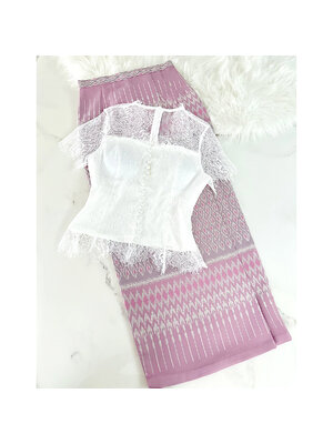 kudapy เสื้อลูกไม้คอหยักสีขาว+ผ้าถุงสีชมพู ผ้าไหมฝรั่งเศส เนื้อนิ่ม เสริมฟองน้ำที่อก มีซับใน 2 ชั้น อย่างดี มีซิปซ่อนหลัง ทรงสวยเข้ารูป