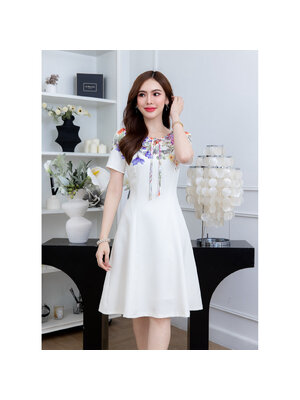 kudapy เดรสสั้นสีครีม พิมพ์ลาย ทรงเรียบ ใส่สบาย เก็บทรงช่วงเอว เล่นลายเชิงช่วงไหล่และแขน ดีเทลผูกโบว์