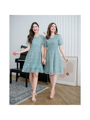 kudapy เดรสสั้นสีเขียวคอวี/สีเขียวคอกลม ผ้าตาข่ายปักทั้งตัว แซมปักด้วยดิ้นทอง แพทเทิร์นสวยคลาสสิค มีดีเทลแต่งลูกไม้ปลายแขนและเอว ช่วงชายกระโปรงเป็นระบายสองชั้น