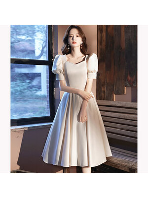 kudapy ชุดเดรสสีครีมผ้าซาติน ดีไซน์สวยแขนเสื้อทรงตุ๊กตา คอเหลี่ยม แต่งคอเสื้อด้วยมุกสีขาวครีมเม็ดเล็กๆ