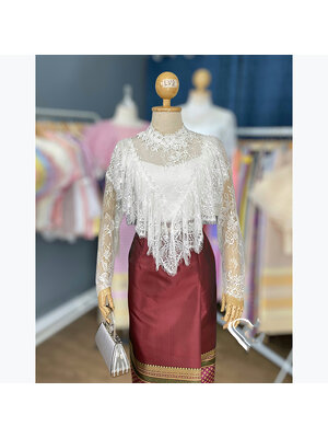 kudapy เสื้อลูกไม้สีขาว(เฉพาะเสื้อ) คอตั้ง คัตติ้งระบายย้วยย่นทรง V-Shape ด้านหน้า