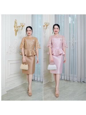 kudapy เดรสผ้าไหมเอวระบาย งานผ้าไหมแต่งลูกไม้ปักลาย คอกลม แขนคลุมศอก เอวต่อทรงระบายเป็นงานผ้าไหมและลูกไม้เย็บคลุม