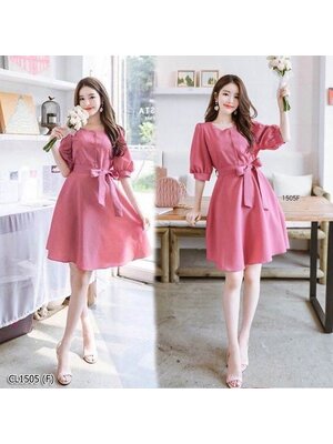 kudapy เดรสสั้สีชมพู/สีแดง คอเหลี่ยมแขนตุ๊กตาน่ารัก ช่วงไหล่จับจีบ ด้านหน้าผ่าติดกระดุม 3 เม็ด