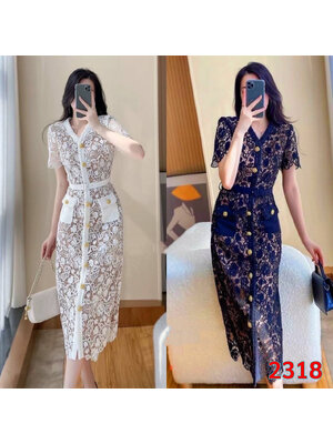 kudapy เดรสยาวกลางน่อง ผ้าลูกไม้ยาวทรงสอบ คอวีแต่งกระดุมทองด้านหน้า มีซิปหลัง กระเป๋าจริงทั้ง 2 ข้าง