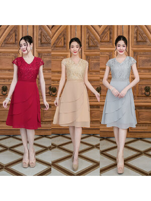 kudapy เดรสสั้นสีเทาซิลเวอร์/สีครีมทอง/สีแดง กระโปรงเลเยอร์สามชั้น เสื้อคอวีเป็นผ้าลูกไม้เลื่อม กระโปรงผ้าชีฟอง เอวตกแต่งอะไหล่ลูกไม้เป็นเข็มขัดดีเทลสวย