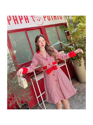 kudapy เดรสสั้นสีแดง ลายสีแดงทรงคุณหนู กระดุมหน้าเรียงยาว ให้ลุคน่ารัก ผ้าทวิตสวย