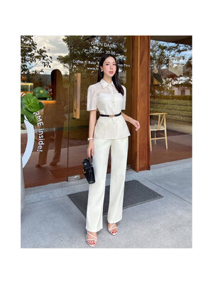 kudapy ชุดเซ็ทสีครีมาบางใส่สบาย ตัวเสื้อใช้ผ้าแก้วชนิดพิเศษมีความนุ่มใส่สบาย แต่งกระดุมดอกไม้ แถมฟรีเสื้อกล้ามใส่ด้านใน และเข็มขัด