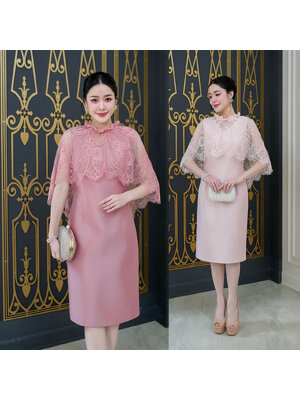 kudapy เดรสผ้าไหมอัดกาวทั้งชุด ผ้าลูกไม้ฝรั่งเศสคอกลมเย็บแต่งจีบรอบคอ ลูกไม้ปล่อยทิ้งตัวเป็นงานคลุมไหล่ด้านหน้าสั้นด้านหลังยาวถึงช่วงเอวหรูหรา