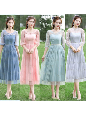 kudapy ชุดราตรีออกงานคลุมเข่า ติดเลื่อมวงกลมสีทองทั้งชุด แขนยาวซีทรู เอวขาดด้วยเชือกถักสีทอง ซิบด้านข้างลำตัว สม๊อกหลัง